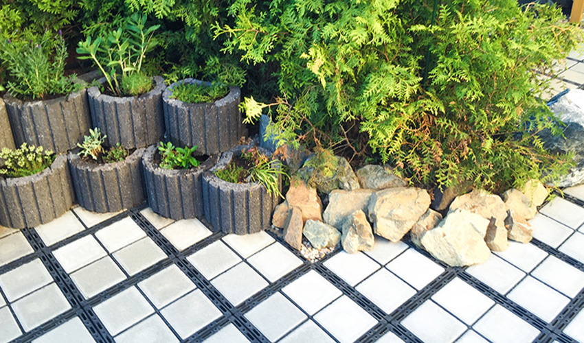 ECORASTER Bloxx Bodenbefestigung in privatem Garten.