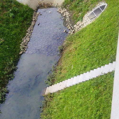 Sicht von oben auf Regensammelbecken