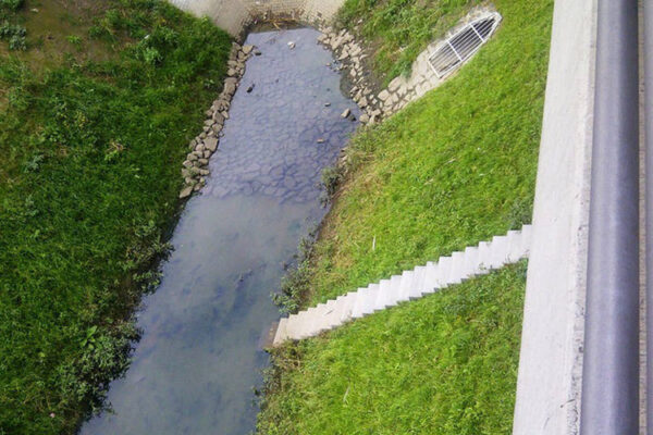 Sicht von oben auf Regensammelbecken