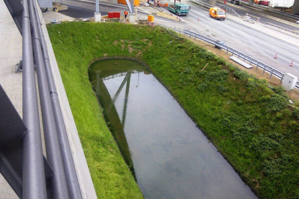 Böschungssicherung eines Wassersammelbeckens an einer Schnellstraße
