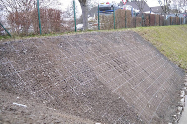 Hangsicherung durch ECORASTER Bodengitter mit Erdnägeln