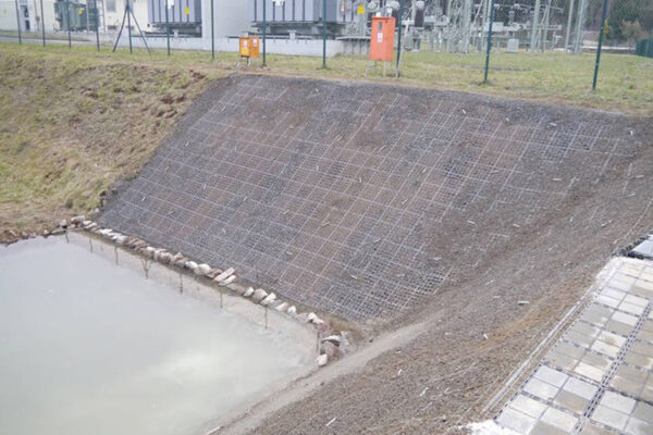 Böschungssicherung eines Regenrückhaltebeckens mit ECORASTER und Erdnägel