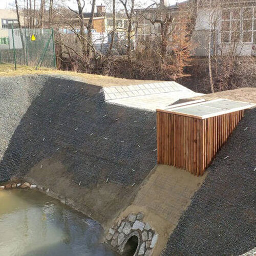 Mit ECORASTER und Erdnägel befestigter Hang eines Regenrückhaltebeckens