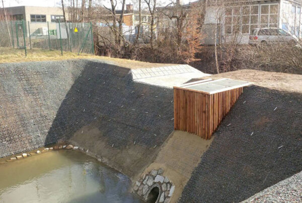 Mit ECORASTER und Erdnägel befestigter Hang eines Regenrückhaltebeckens