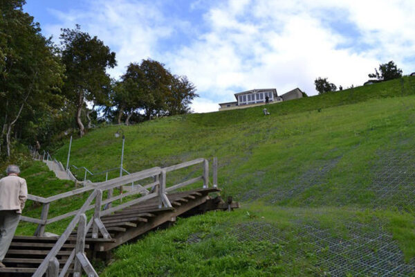 Große ECORASTER Grünfläche zur Hangbefestigung und seitlichem Aufgang einer Treppe