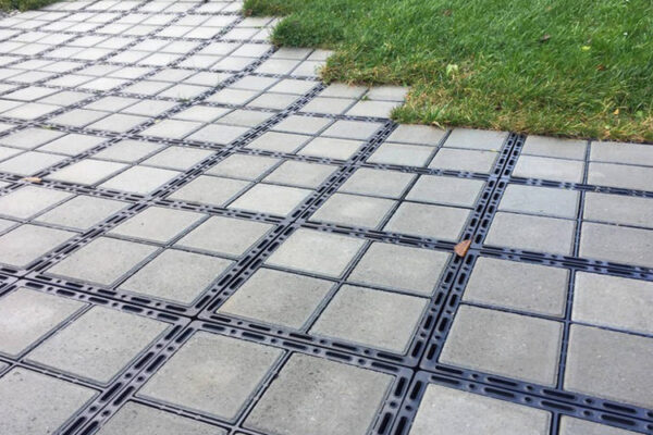 ECORASTER Bloxx Bodenbefestigung grenzen an Grünfläche