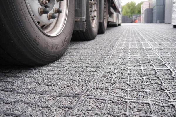 Nahaufnahme von LKW Reifen auf einer mit splitt verfüllten ECORASTER Lagerfläche