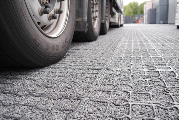 Nahaufnahme von LKW Reifen auf einer mit splitt verfüllten ECORASTER Lagerfläche