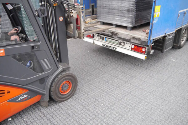 LKW wird beladen und steht auf einer ECORASTER Mineral Logistikfläche