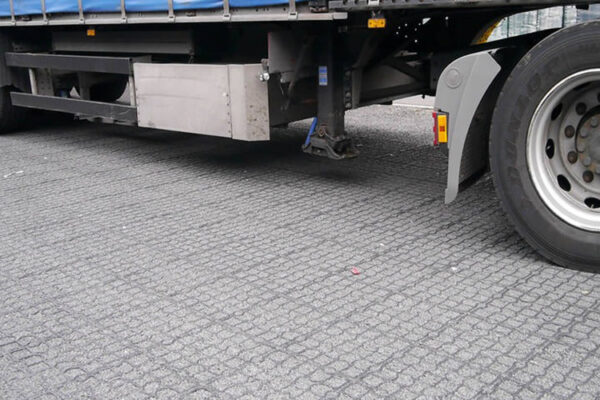 Parkender LKW auf ECORASTER Logistikfläche mit Splitt verfüllt