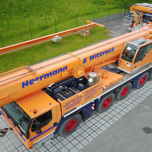 Kran parkt auf einer ECORASTER Bloxx Fläche