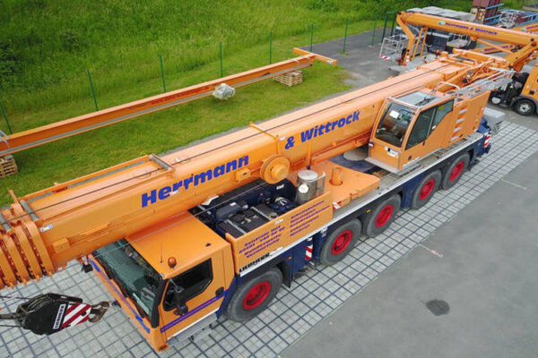 Kran parkt auf einer ECORASTER Bloxx Fläche