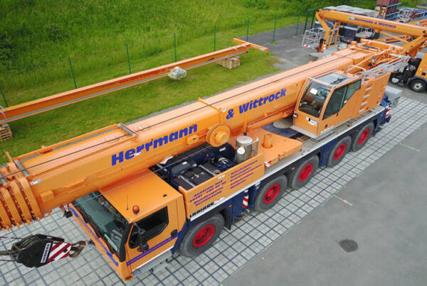 Kran parkt auf einer ECORASTER Bloxx Fläche