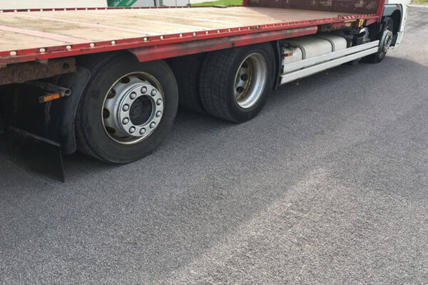 LKW Auflieger steht auf ECORASTER Mineral Fläche