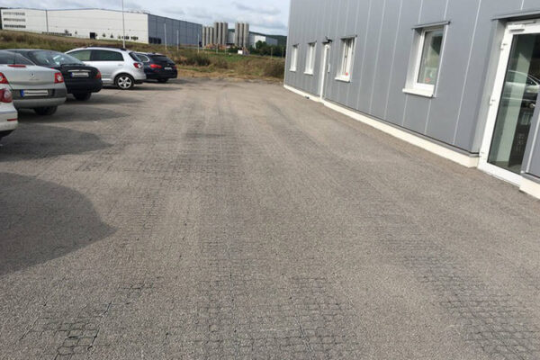 Parkfläche vor Bürogebäude mit ECORASTER Mineral