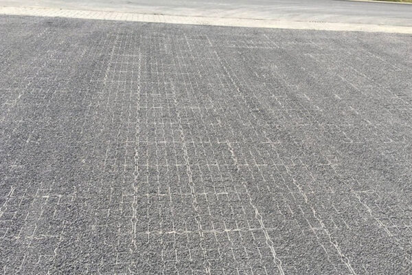 Nahaufnahme eienr ECORASTER Fläche mit Schotter befüllt