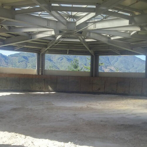 Fertige Ansicht eines Lonigerzirkels mit hellem sandigen Boden