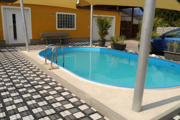 ECORASTER Bloxx Terrassenfläche in Schachbrettmuster als Umrahmung eines Privatpools