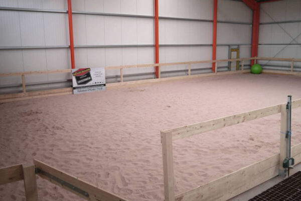 Reithallenboden aus ECORASTER Bodengittern mit sandiger Befüllung