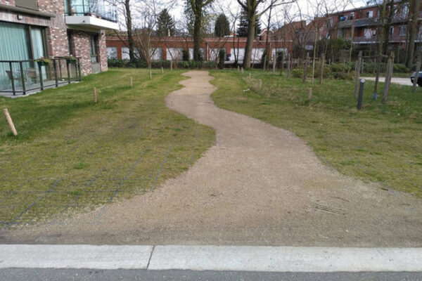 Befestigter Weg mit ECORASTER Bodengittern einer Wohnanlage in Belgien