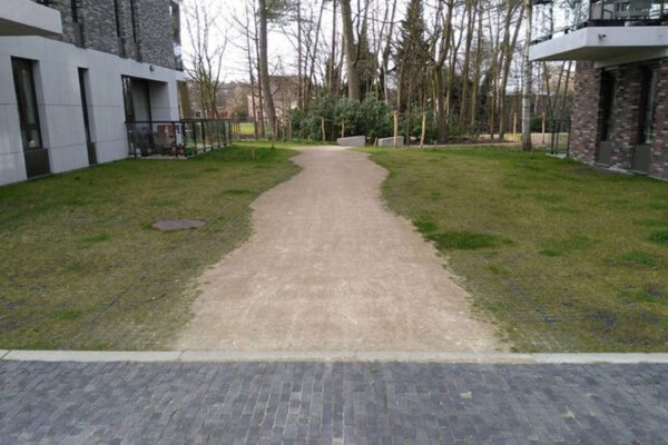 ECORASTER Weg in belgischer Wohnanlage mit Bäumen und Park