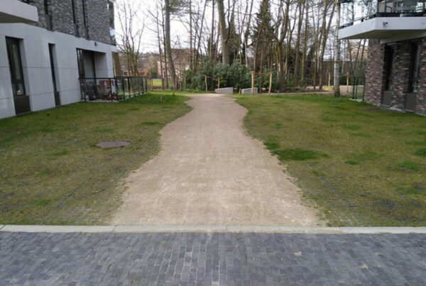 ECORASTER Weg in belgischer Wohnanlage mit Bäumen und Park