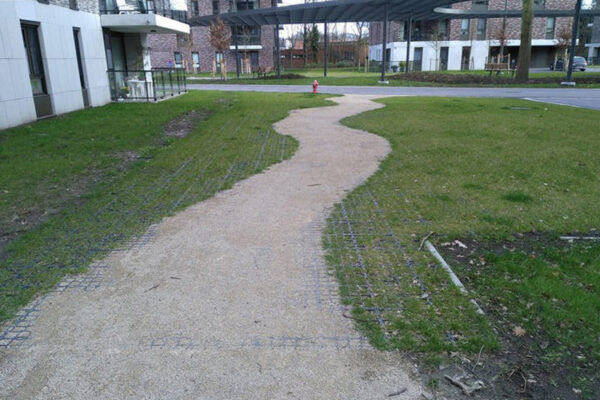 Mit ECORASTER befestigte Wege und Rasenflächen in belgischem Wohngebiet