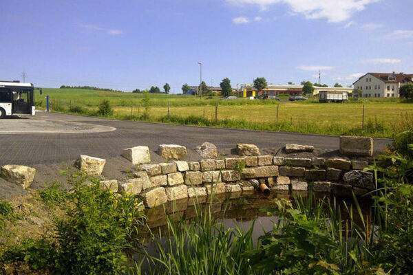 ECORASTER Mineral Fläche grenzt an ein Wasser Auffangbecken in einem Industriegebiet