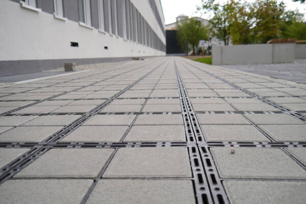 Zufahrt_Selb_02_800x500px Nahansicht eines ECORASTER Bloxx Weges eines Unternehmens